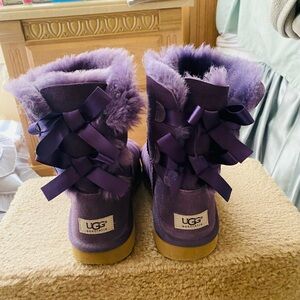 Ugg Short bow boots Big Kids size 6- equivalent to women’s size 8